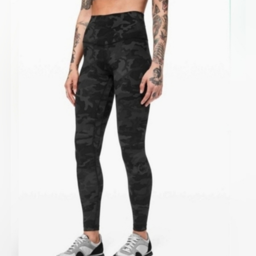 NWOT Women's Multicolor Camo Leggings Size M, Make a Offer!